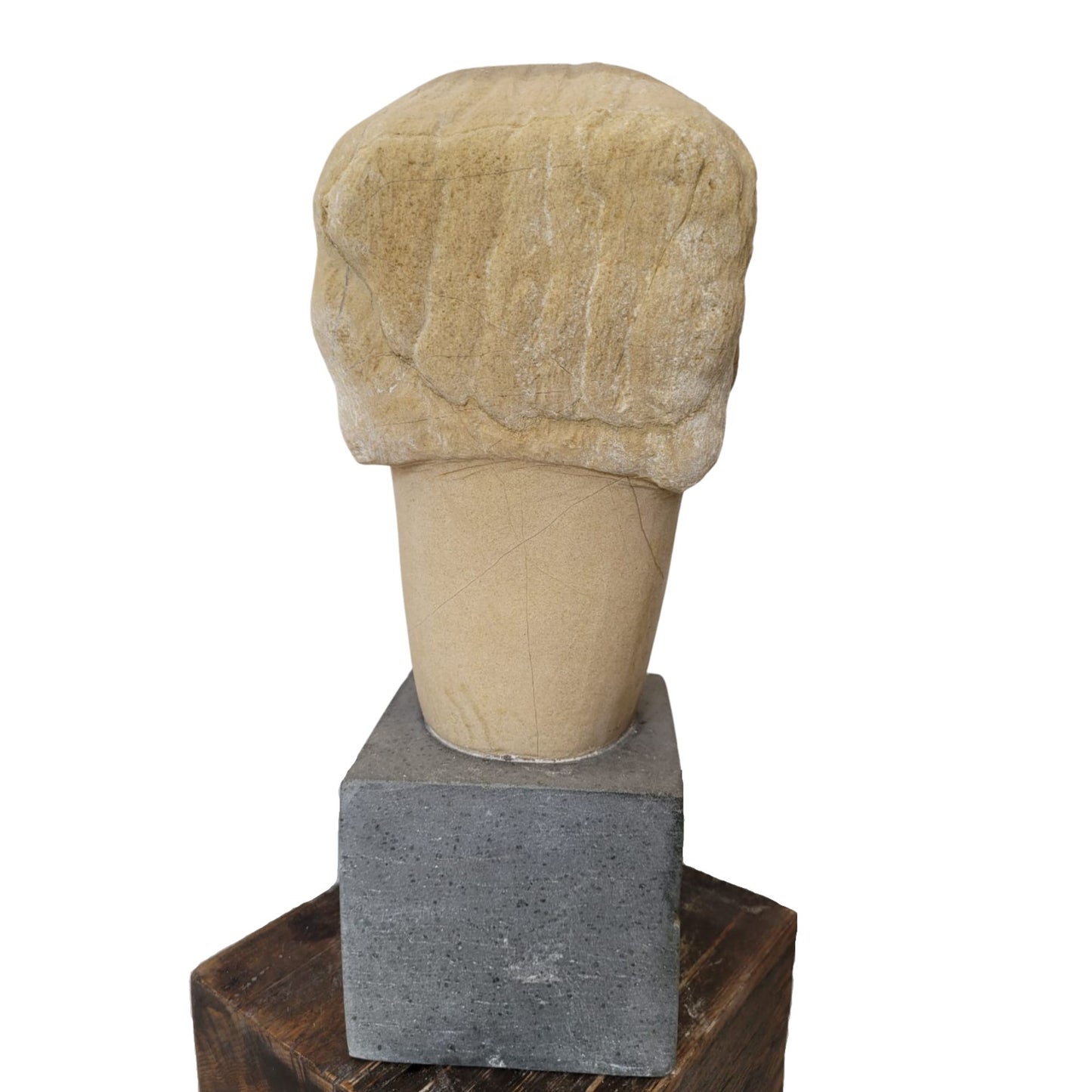 TScultura contemporanea su piedistallo in pietra e roccia vulcanica