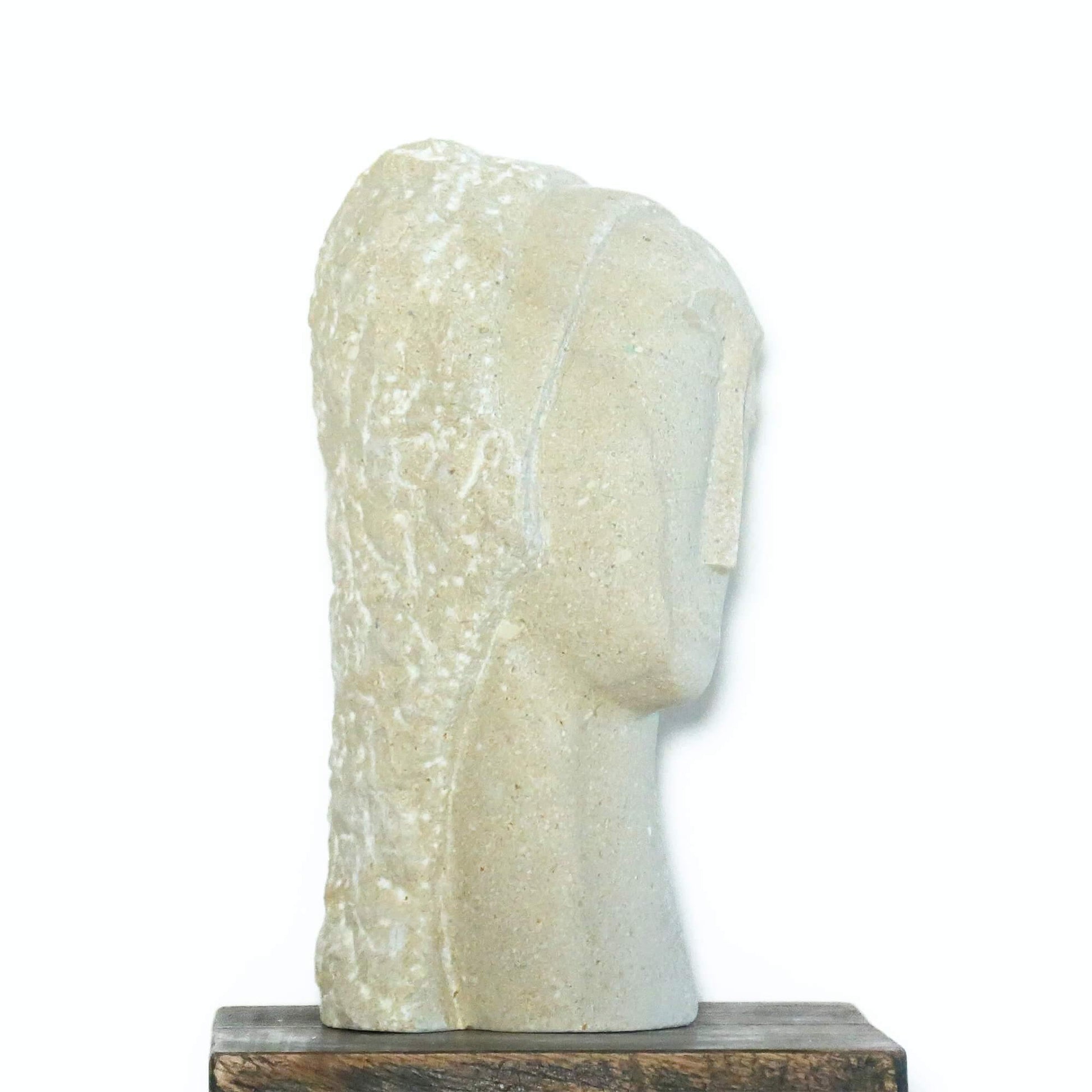 Dettagli geometrici della scultura Art Déco in pietra calcarea

