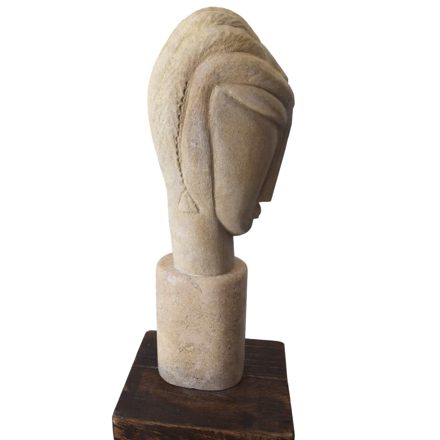 Scultura testa collocata in ambiente moderno con base scura, perfetta per interni artistici e contemporanei.