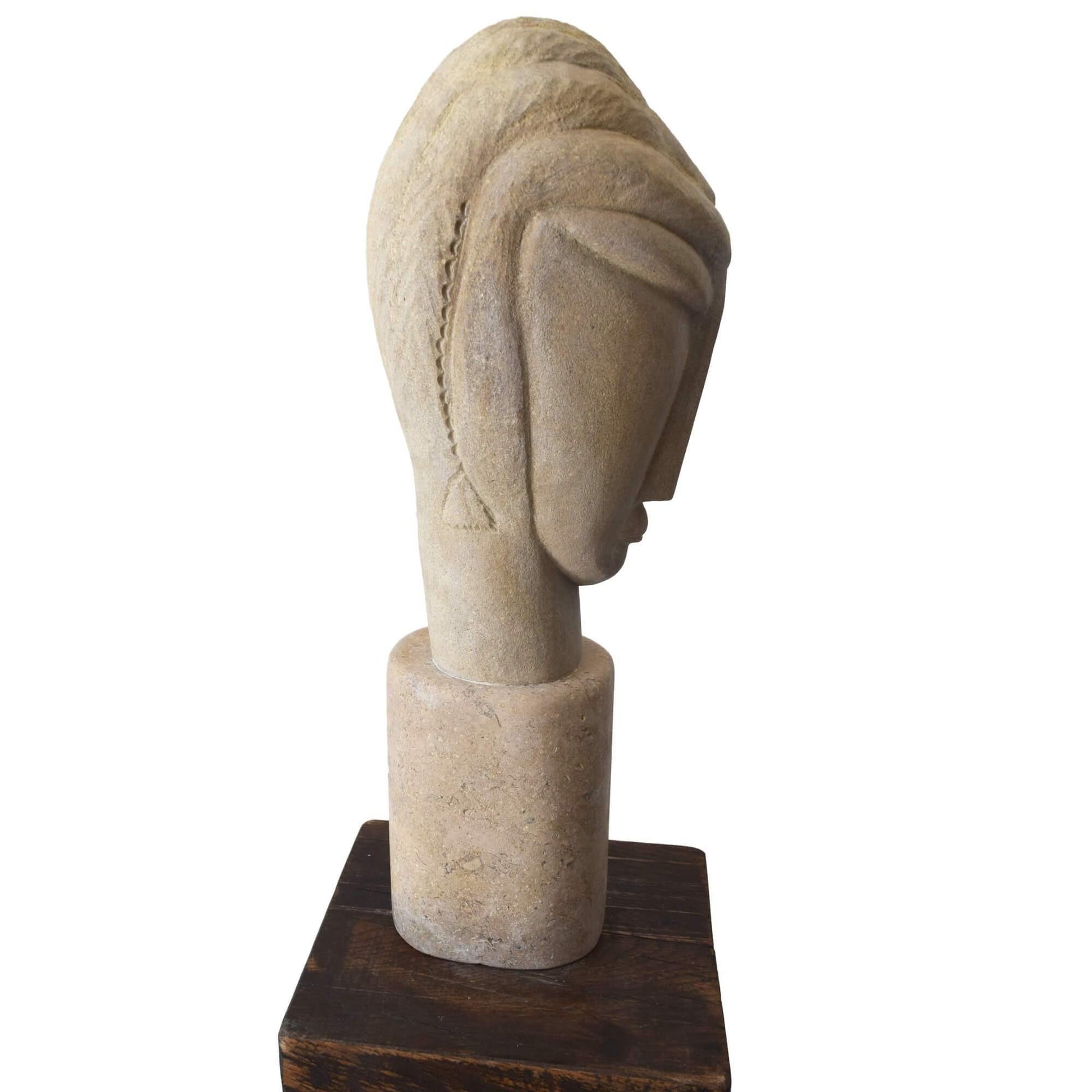 Scultura testa collocata in ambiente moderno con base scura, perfetta per interni artistici e contemporanei.