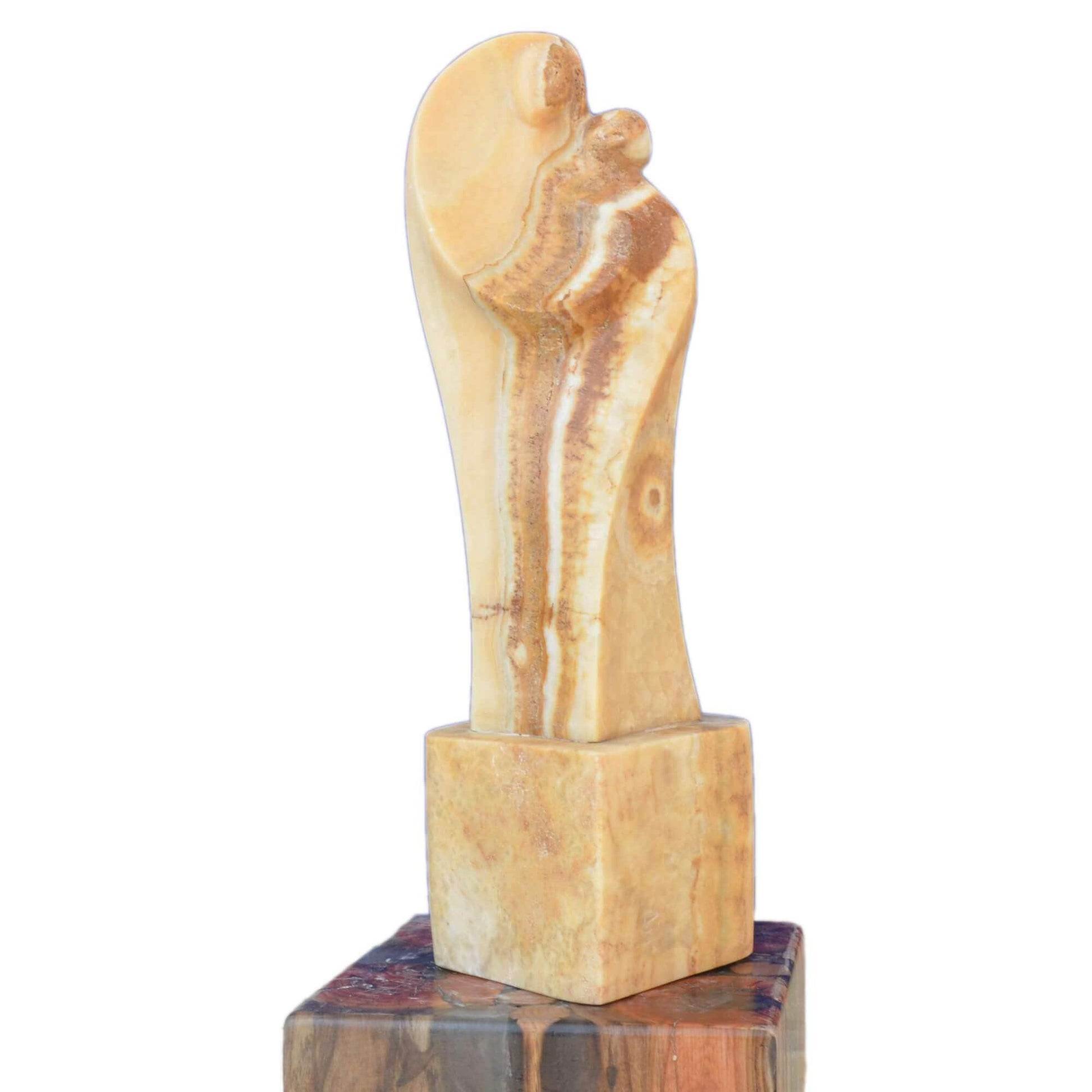 Statua Madonna con Bambino scolpita a mano in onice italiano naturale.