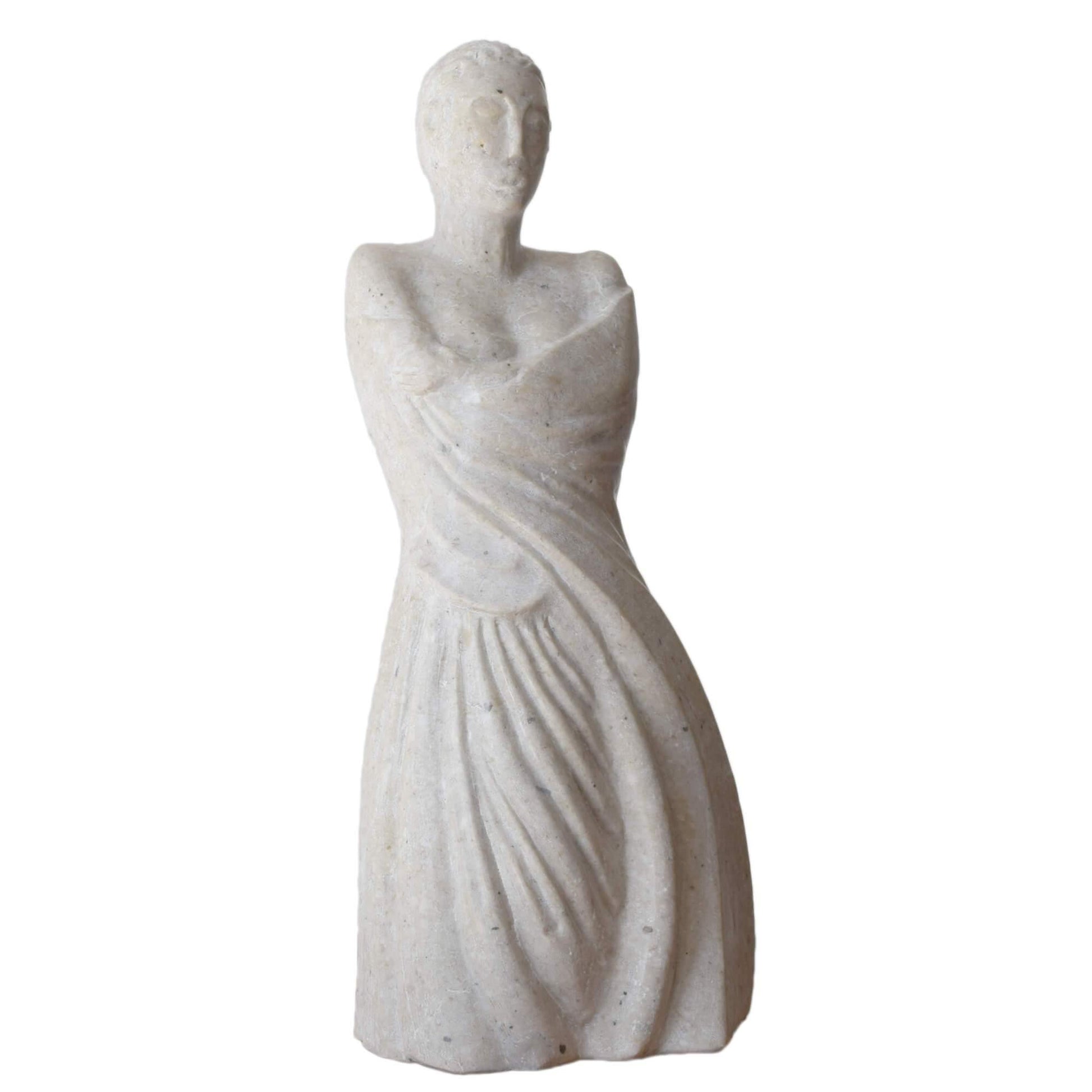 Statua donna con mantello in pietra naturale