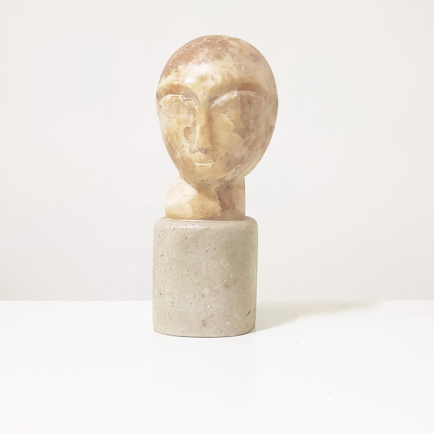 Dettaglio della testa scultorea in pietra italiana
