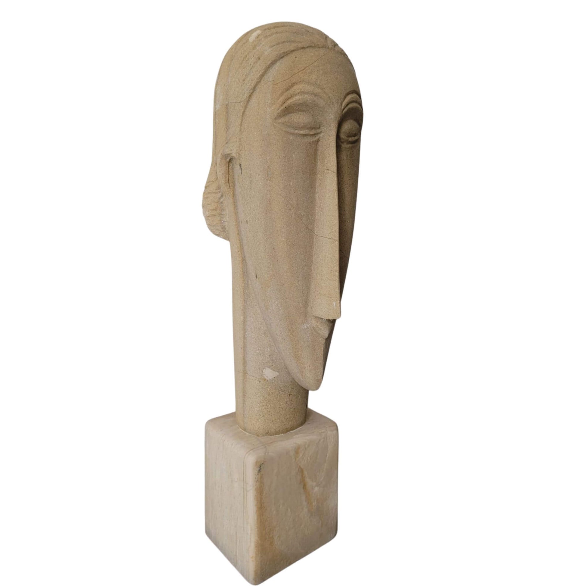 Testa di Modigliani scolpita a mano in pietra calcarea naturale del Sud Italia.