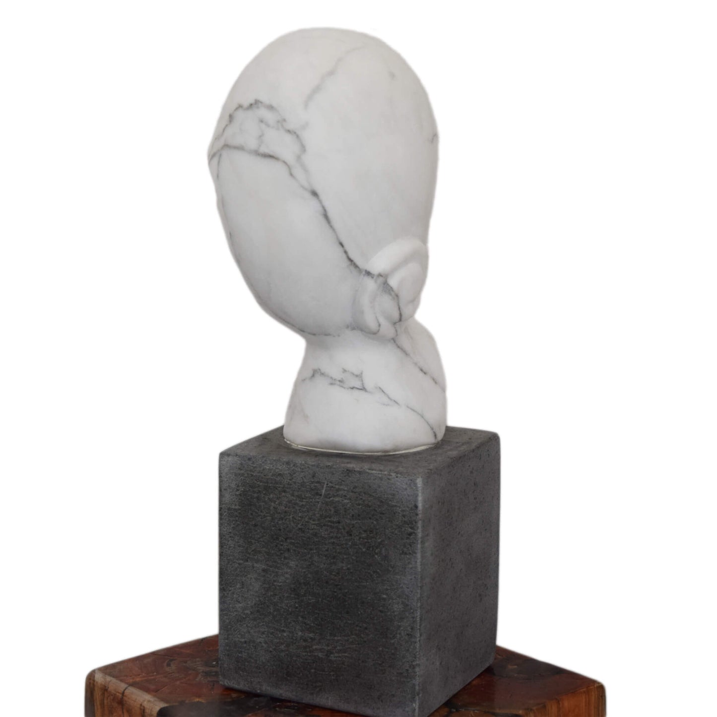 Testa scolpita a mano in marmo bianco con base in pietra vulcanica


