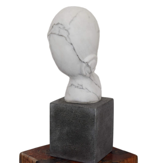 Testa scolpita a mano in marmo bianco con base in pietra vulcanica

