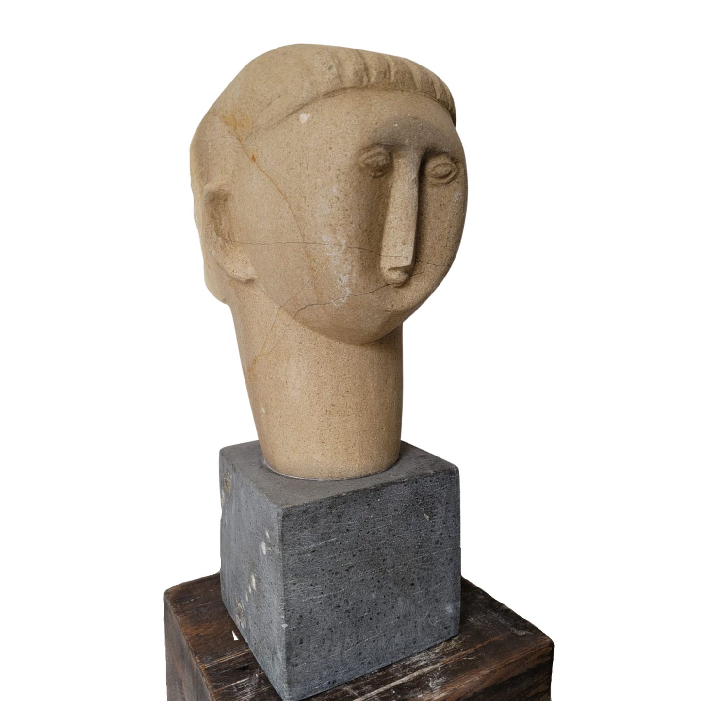 Dettaglio del volto geometrico della scultura in pietra naturale Sculture Melillo