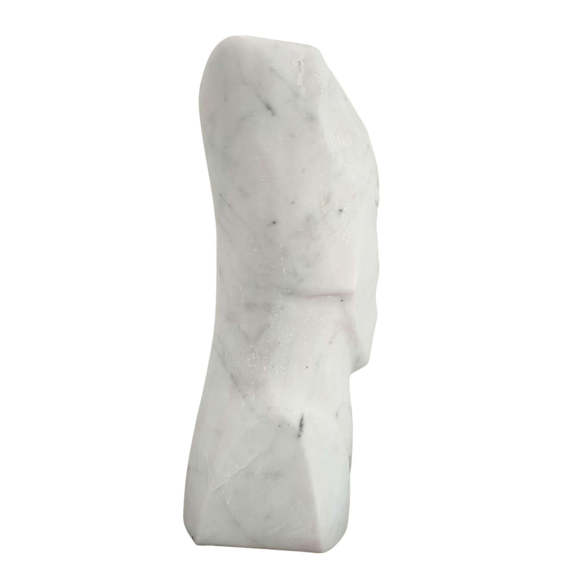 Particolare del marmo bianco di Carrara, superficie lucida della scultura d’arte.